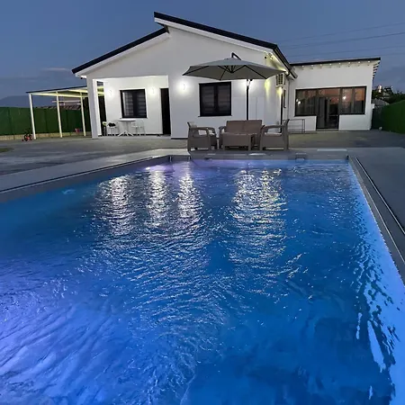 Holliday * تيرانا